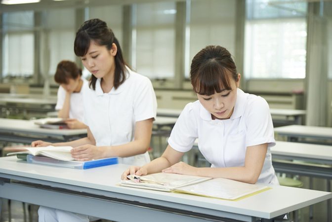 看護学校で「社会人経験者がうざい…」と言われる理由って？実情を解説